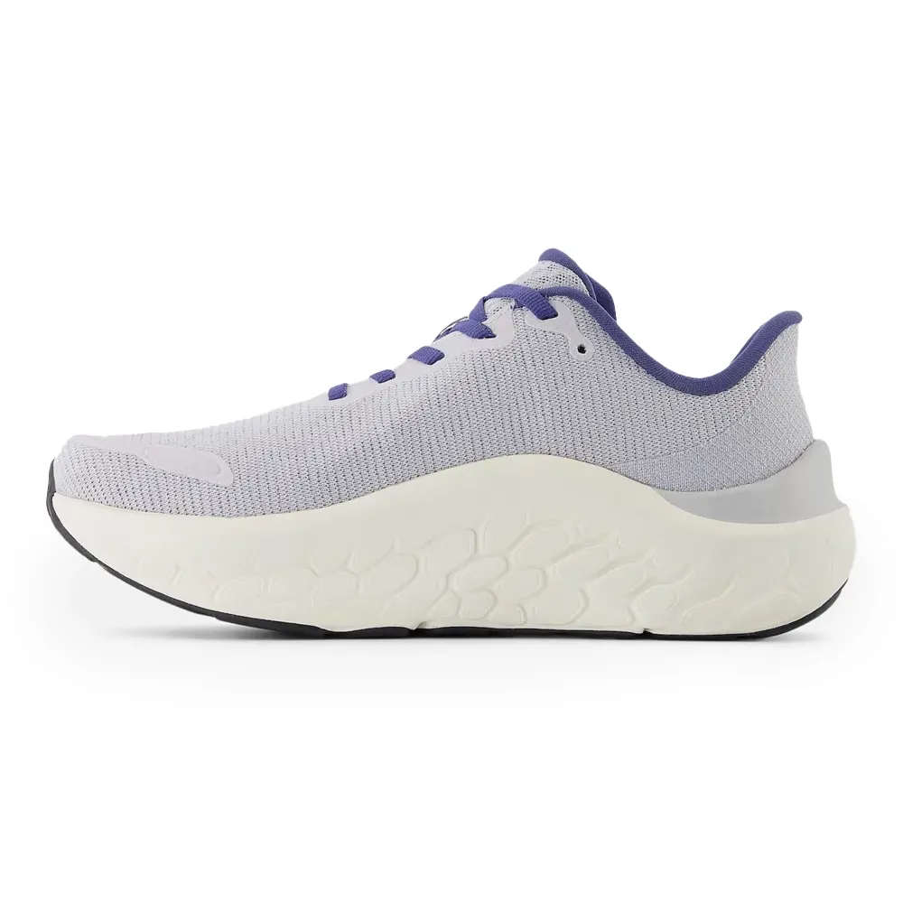 Tênis New Balance Fresh Foam X WKAIRCV1 vista lateral esquerda mostrando detalhes em roxo e mesh respirável